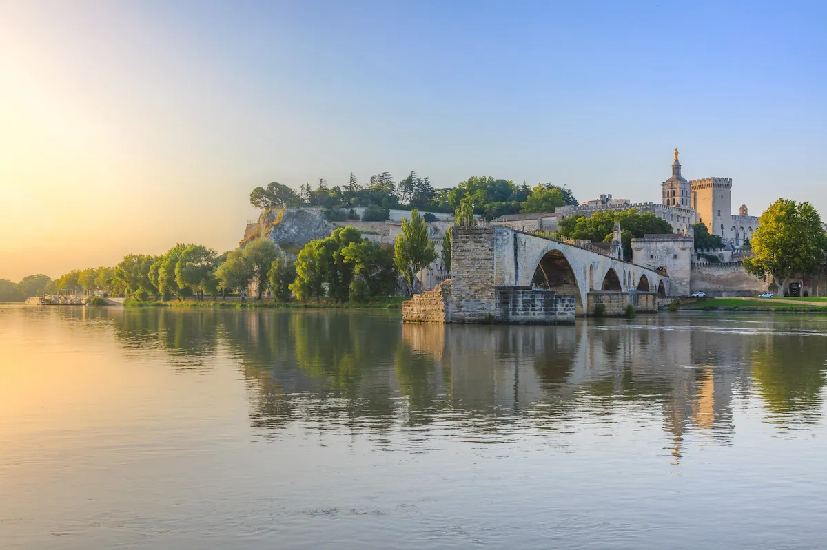The Pont d'Avignon: why the famous bridge stops halfway